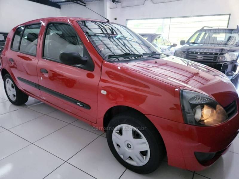 RENAULT - CLIO - 2010/2011 - Vermelha - R$ 25.900,00