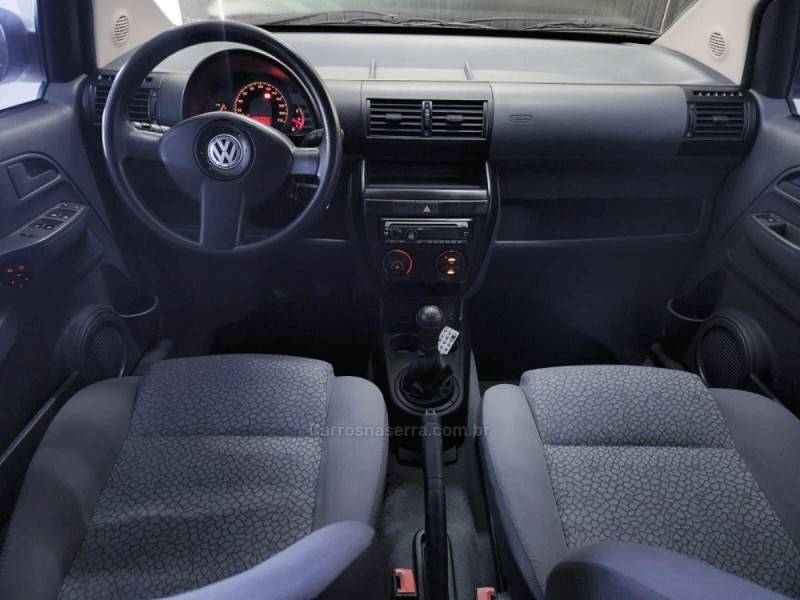 VOLKSWAGEN - FOX - 2005/2006 - Branca - R$ 28.900,00