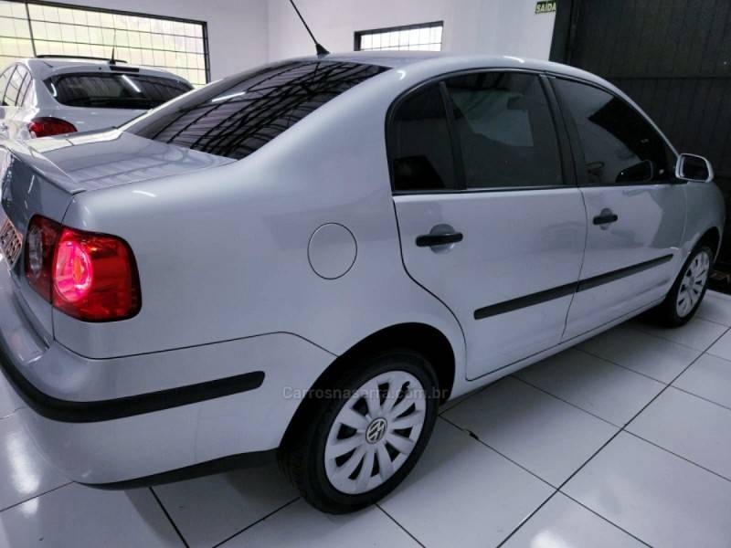 VOLKSWAGEN - POLO SEDAN - 2009/2010 - Prata - R$ 37.900,00