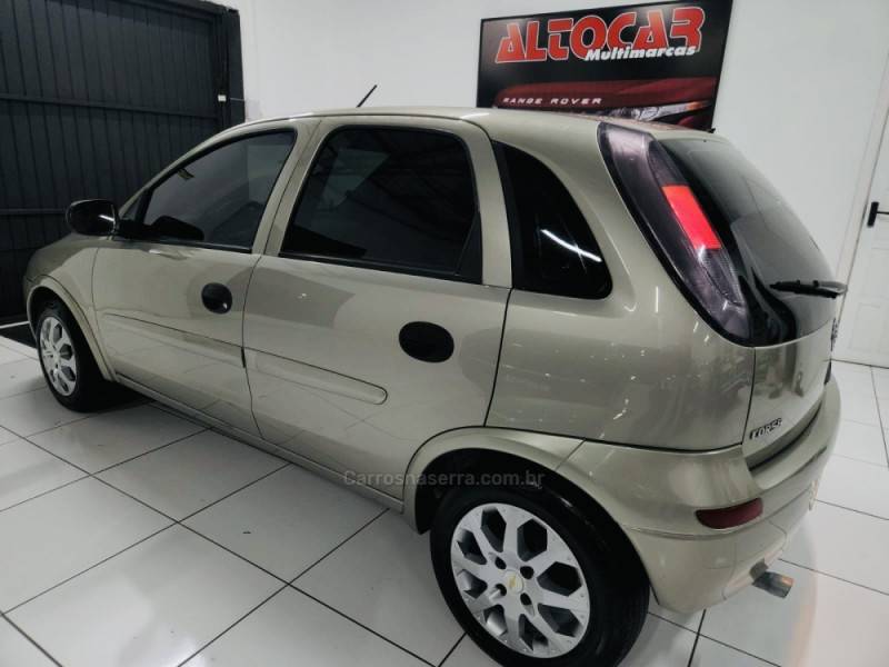 CHEVROLET - CORSA - 2010/2011 - Dourada - R$ 32.900,00