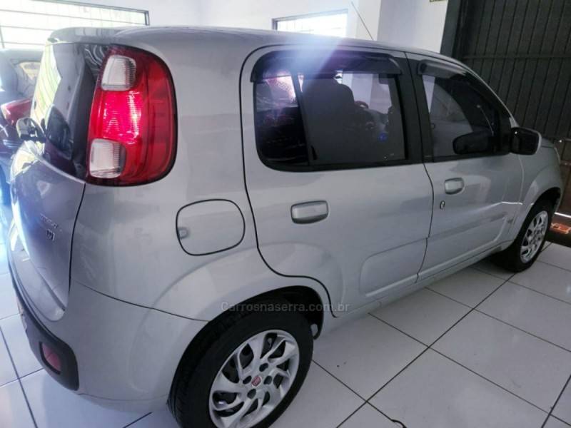 FIAT - UNO - 2013/2014 - Prata - R$ 37.900,00