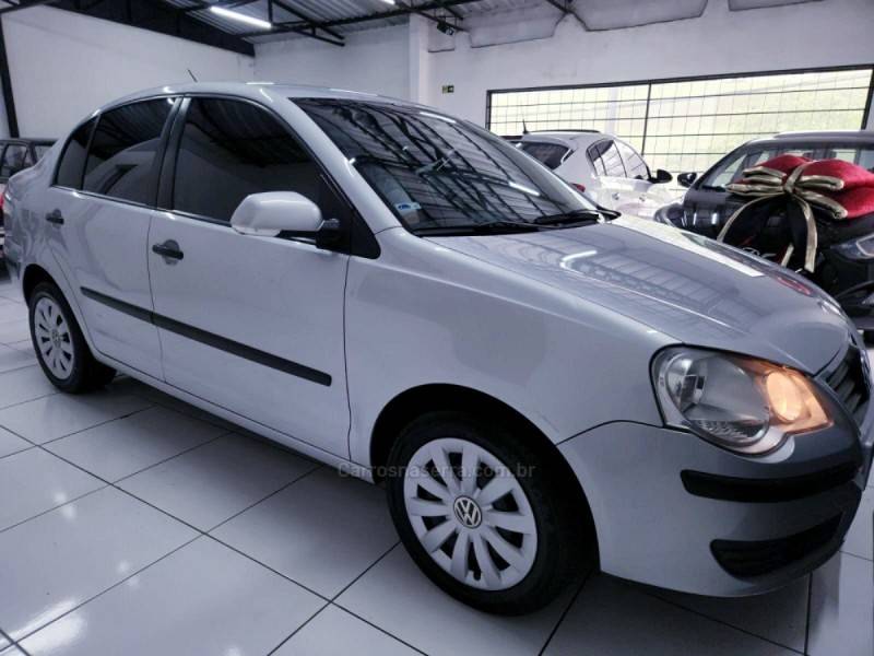 VOLKSWAGEN - POLO SEDAN - 2009/2010 - Prata - R$ 37.900,00