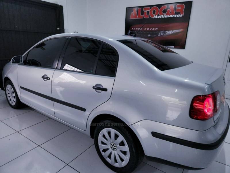 VOLKSWAGEN - POLO SEDAN - 2009/2010 - Prata - R$ 37.900,00