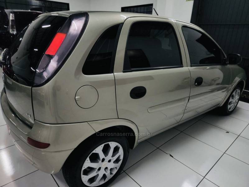 CHEVROLET - CORSA - 2010/2011 - Dourada - R$ 32.900,00